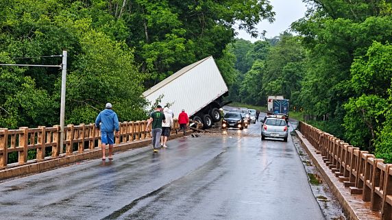 Acidente ocorreu na divisa entre Novo Barreiro e Barra Funda; motorista foi socorrida e, conforme informações preliminares, passa bem