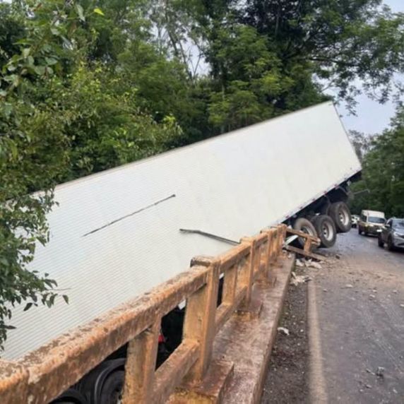 Carreta atinge cabeceira de ponte e deixa trânsito em meia pista na ERS-569 - foto 2
