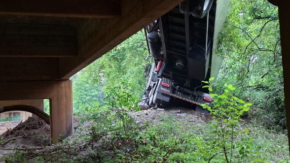 Carreta atinge cabeceira de ponte e deixa trânsito em meia pista na ERS-569 - foto 4