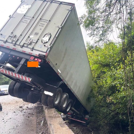 Carreta atinge cabeceira de ponte e deixa trânsito em meia pista na ERS-569 - foto 3