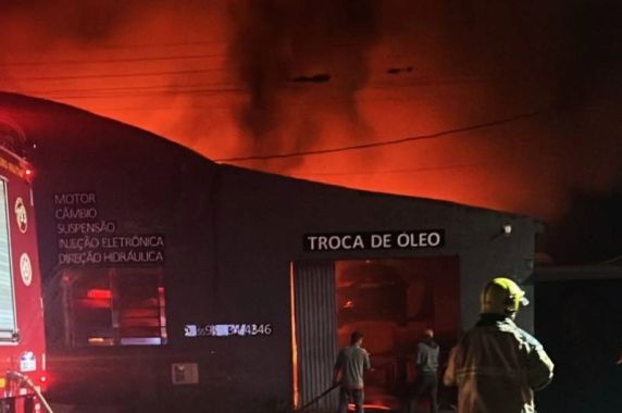 Incêndio de grandes proporções destrói oficina mecânica em Guarani das Missões