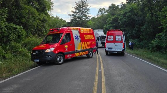 Motociclista morre em colisão com caminhão na ERS-324, em Passo Fundo - foto 4