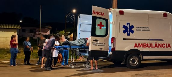 Motociclista fica ferida em colisão com carro no centro de Santo Augusto