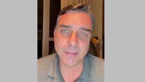 Senador fluminense viajou na noite de terça-feira (27) — um dia antes, o STF havia proibido-o de deixar o país e determinado a entrega dos passaportes