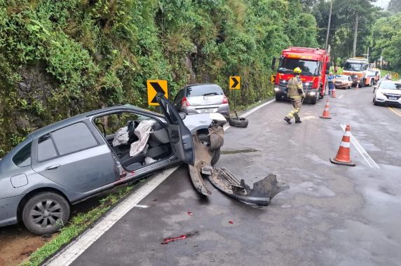 Colisão envolveu dois carros e uma carreta na manhã deste sábado; cinco pessoas estavam nos veículos, e quatro foram levadas ao hospital