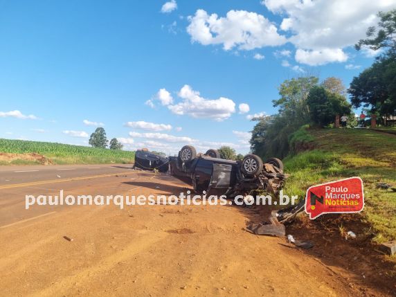 Acidente ocorreu na tarde deste sábado (31), na localidade de Esquina Krever, e envolveu um Fiat Uno e uma caminhonete Amarok ocupada por quatro pessoas.