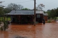 Chuva provoca alagamentos e suspensão de aulas em cidades do norte e do noroeste do RS