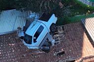 Caminhonete sai da pista e fica sobre telhado de casa após motorista sofrer mal súbito em Joaçaba